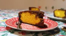 Bolo Caseiro de Cenoura com Calda de Chocolate