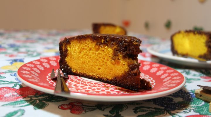 Bolo Caseiro de Cenoura com Calda de Chocolate