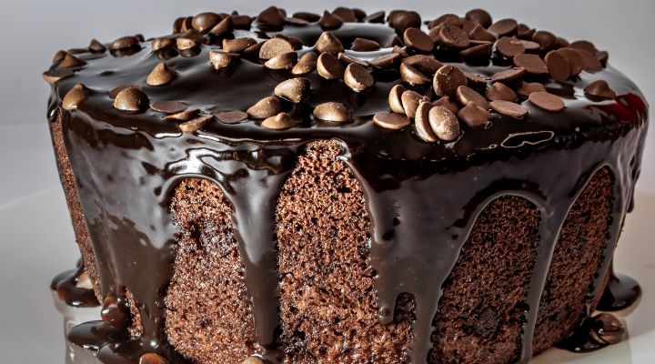 Bolo Caseiro de Chocolate com cobertura perfeita