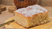 Bolo Caseiro de Coco fofinho e molhadinho que derreta na boca