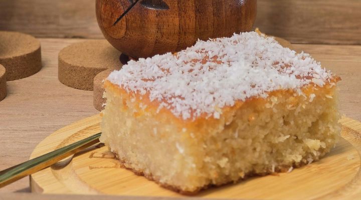 Bolo Caseiro de Coco fofinho e molhadinho que derreta na boca