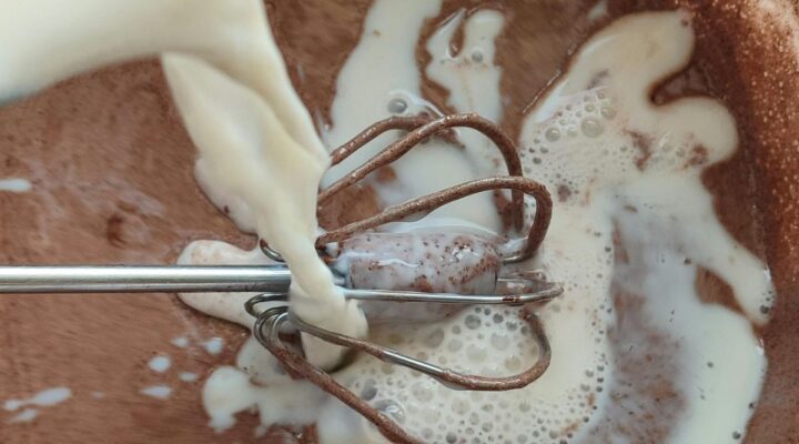 Essa troca simples deixa a massa de bolo bem mais fofinha